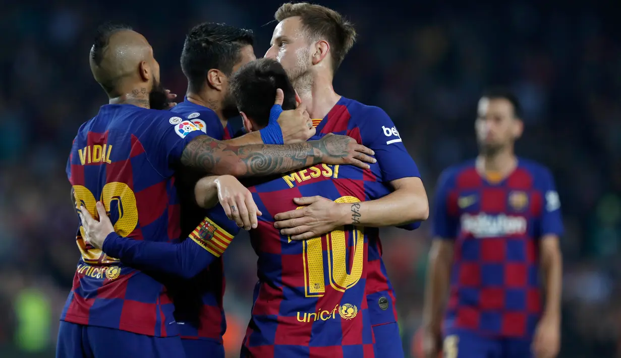 Megabintang Barcelona, Lionel Messi berselebrasi dengan rekan setimnya setelah mencetak gol ke gawang Real Valladolid dalam pertandingan pekan ke-11 La Liga  di Camp Nou, Selasa (29/10/2019). Barcelonamenutup laga dengan kemenangan 5-1 lewat gol tambahan dari Lionel Messi dan Luis Suarez. (AP/Joan M