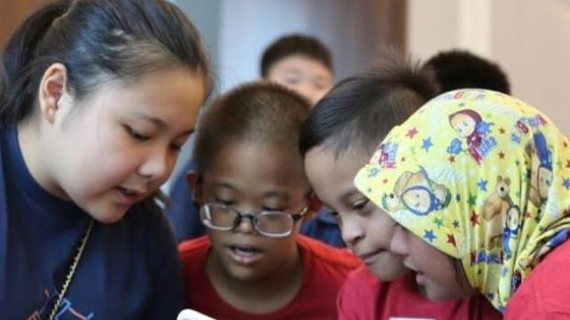 Carys Mihardja bersama anak-anak down syndrome di Carys Care