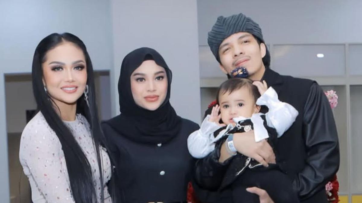 Tampilan Serba Hitam Keluarga Krisdayanti di Konser Super Diva, Aurel Hermansyah Kenakan Hijab Meleyot hingga Amora Dibalut Dress Hitam