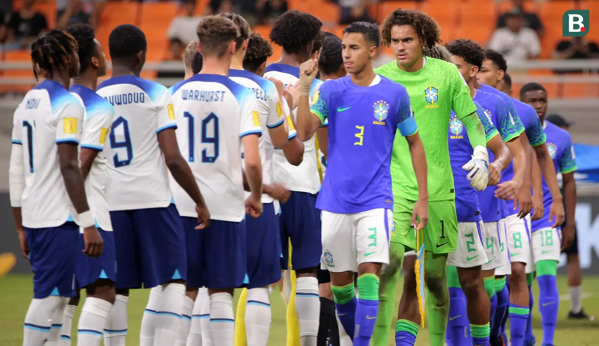 <p>Para pemain starting XI Timnas Brasil U-17 (kanan) dan Inggris U-17 saling berjabat tangan sebelum dimulainya laga ketiga Grup C Piala Dunia U-17 2023 di Jakarta International Stadium, Jakarta Utara, Jumat (17/11/2023). (Bola.com/Ikhwan Yanuar)</p>