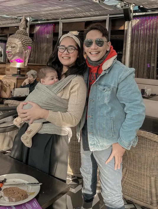 Gracia dan John Martin atau lebih dikenal John Pantau tampak bahagia akhirnya bisa ketemu di Belanda. "Kangen ga ada obat! Gw yang datengin ga bawa apa-apa, malah ditraktir plus dikasih welcome gift, hahahah makasih ndrii udah nyempetin waktu n ngajak Nova di tengah udara yg lagi dingin banget," tulis Gracia. [Instagram/graciaz14]