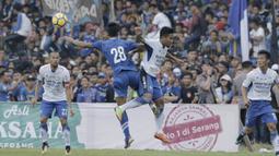 Bek Persib Bandung Wildansyah duel udara dengan pemain Perserang, Suwandi, pada laga persahabatan di Stadion Maulana Yusuf, Banten, Kamis (1/3/2018). Persib menang 6-0 atas Perserang. (Bola.com/M Iqbal Ichsan)