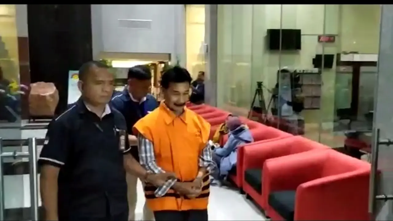 Komisi Pemberantasan Korupsi (KPK) menahan Bupati nonaktif Solok Selatan Muzni Zakaria.