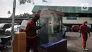 Petugas pemadam kebakaran Jakarta Pusat saat menyemprotkan cairan disinfektan di area parkir Pasar Rawasari, Jakarta, Kamis (11/6/2020). (merdeka.com/Iqbal S. Nugroho)