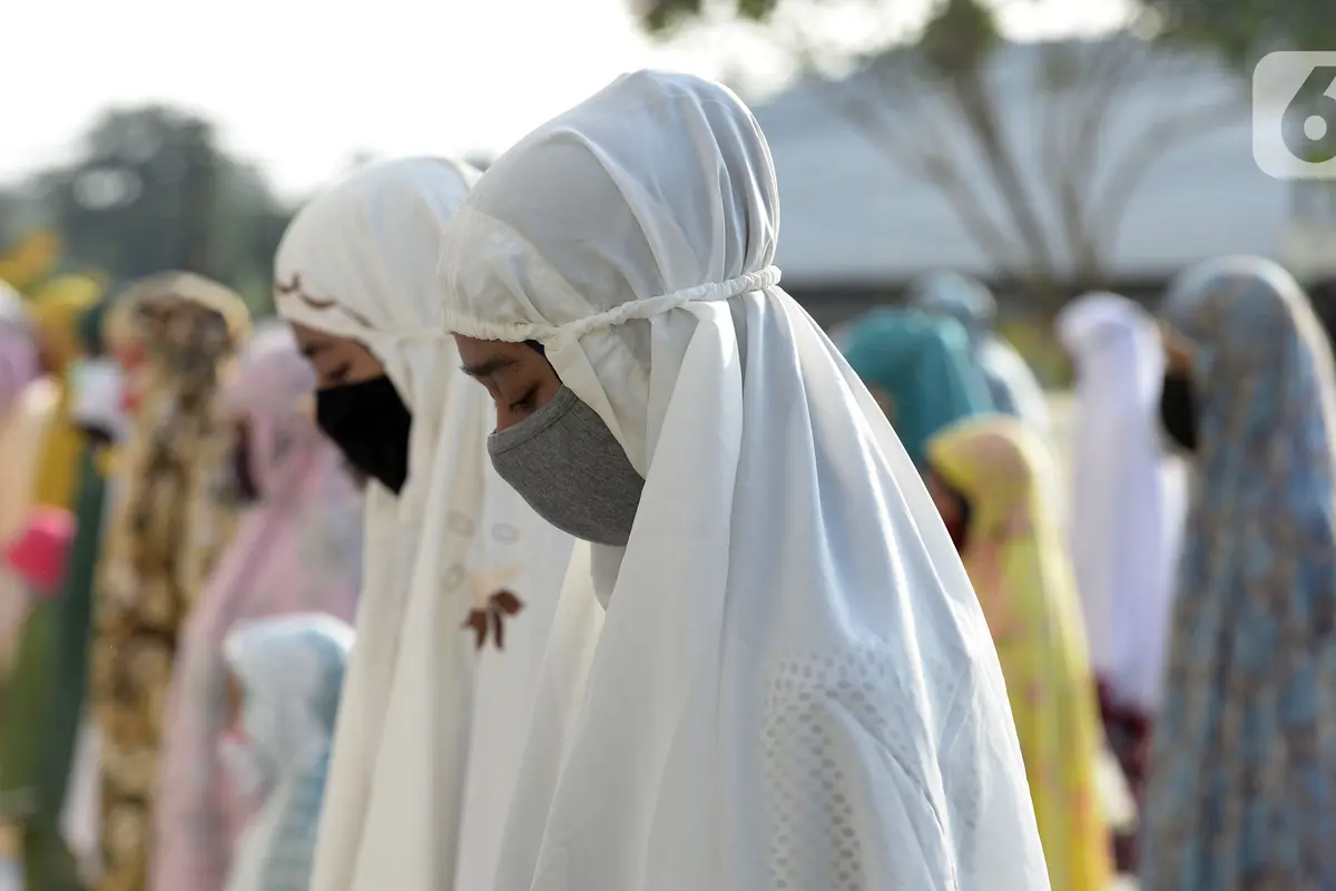 FOTO: Penerapan Physical Distancing Salat Id di Tangerang Selatan