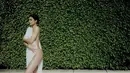 “Mengunggah foto-foto polaroid di aplikasi resmi Kylie Jenner dari beberapa tahun silam,” tulis Kylie Jenner. (Instagram/Kyliejenner)