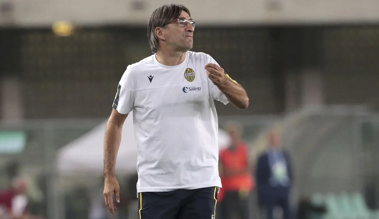 Pelatih Hellas Verona, Ivan Juric melihat para pemainnya bertanding melawan AC Milan pada pekan pertandingan ketiga Liga Italia di Stadio Marc'Antonio Bentegodi (15/9/2019). AC Milan menang tipis atas Hellas Verona 1-0. (Simone Venezia/ANSA via AP)
