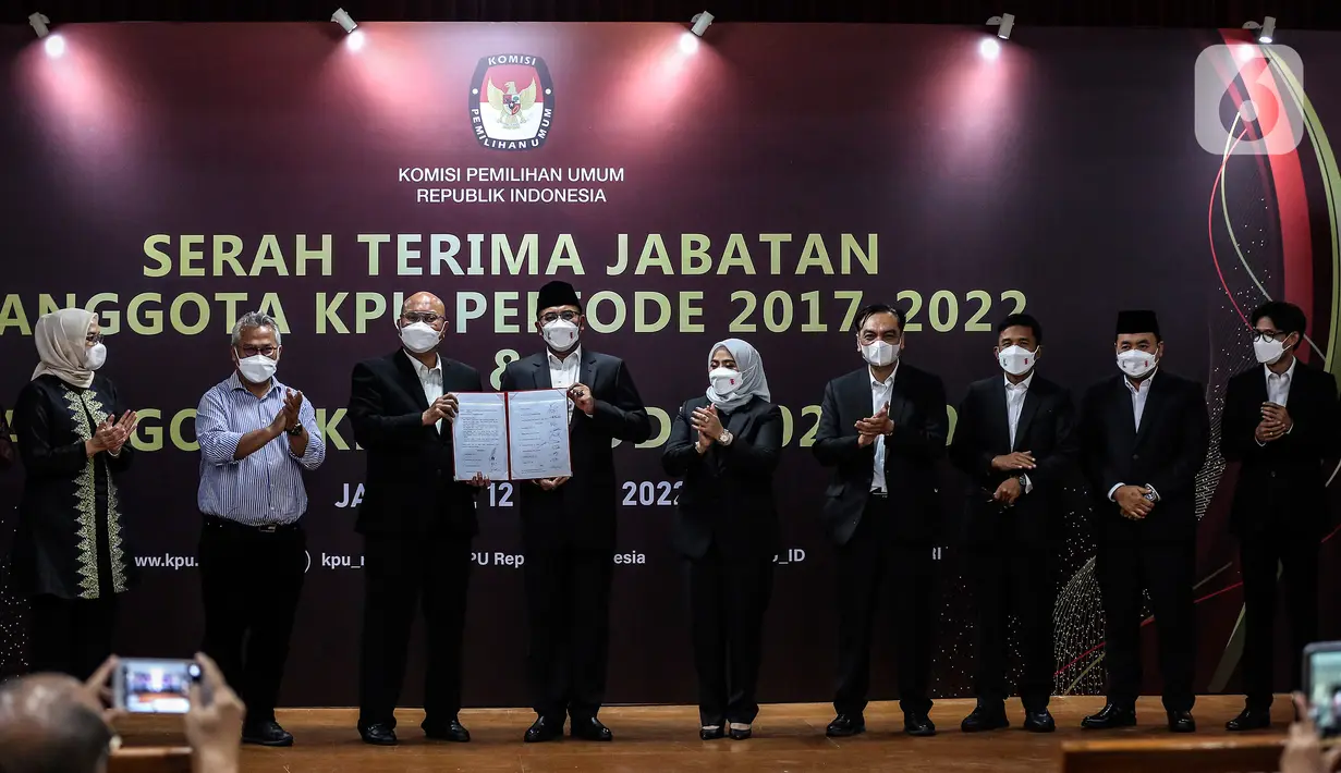 Ketua Komisi Pemilihan Umum (KPU) periode 2022-2027 Hasyim Asy'ari melakukan sertijab dengan Ketua KPU periode 2017-2022 Ilham Saputra di Jakarta, Selasa (12/4/2022). Presiden Joko Widodo resmi melantik ketujuh komisioner KPU untuk bertugas dalam periode 2022-2027. (Liputan6.com/Johan Tallo)