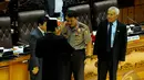 Komjen Pol Budi Gunawan memberikan hormat kepada Ketua Sidang Paripurna Taufik Kurniawan, Jakarta, Kamis (15/1/2015). (Liputan6.com/Faisal R Syam)