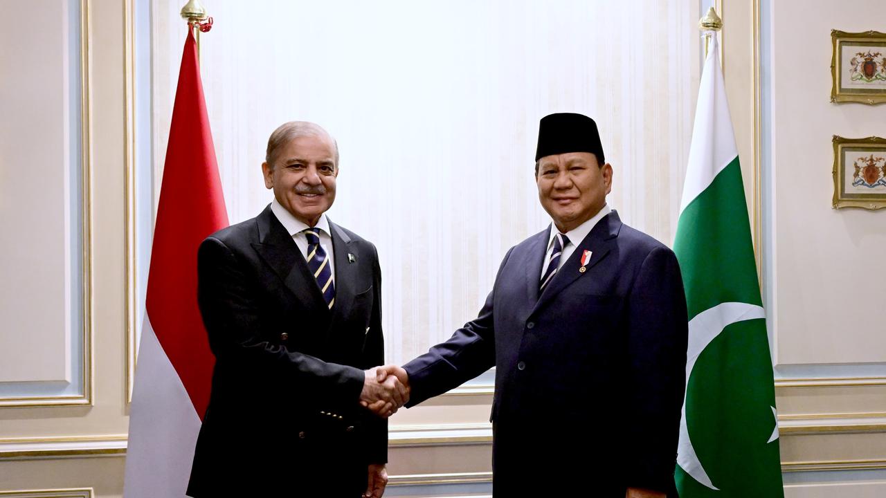 Presiden Prabowo Subianto melakukan pertemuan bilateral dengan Perdana Menteri (PM) Pakistan Shehbaz Sharif di Hotel St Regis New Capital, Kairo, Mesir, Rabu, 18 Desember 2024.