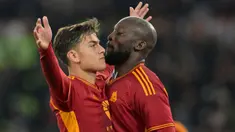 Pemain AS Roma Paulo Dybala (kiri) merayakan bersama rekan setimnya Romelu Lukaku usai mencetak gol ke gawang Udinese pada pertandingan sepak bola Serie A Liga Italia di Stadion Olimpiade Roma, Italia, Minggu (26/11/2023). (Alfredo Falcone/LaPresse via AP)