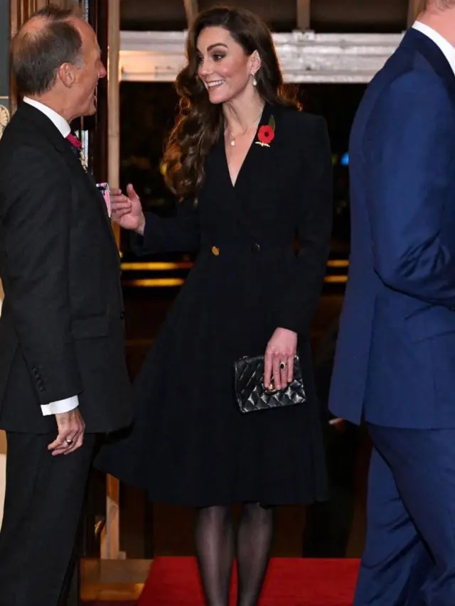 Tampil Dua Hari Berturut-Turut, Kate Middleton Tampikan Pesona Berbeda dengan Gaun Hitam