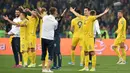 Para pemain Ukraina merayakan kemenangan atas Portugal pada laga Kualifikasi Piala Eropa 2020 di Stadion NSK Olimpiyskyi, Kiev, Senin (14/10). Ukraina menang 2-1 atas Portugal. (AFP/Genya Savilov)