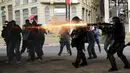 Polisi Anti Huru hara menembakkan gas air mata saat aksi protes di Brasil, Jumat (8/1/2016). Pengunjuk rasa protes terhadap kenaikan tarif untuk bus kota di Sao Paulo. (Reuters/ Lunae Parracho)