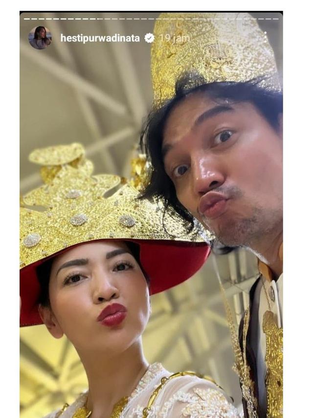 7 Potret Hesti Purwadinata dan Suami Bukber Pakai Baju Adat, Bak Pawai