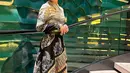 Beda dari biasanya, gadis 31 tahun itu memancarkan pesona anggun dalam balutan dress batik panjang nuansa monokrom rancangan desainer Yanti Adeni. [Foto: IG/haruuuu_chan].