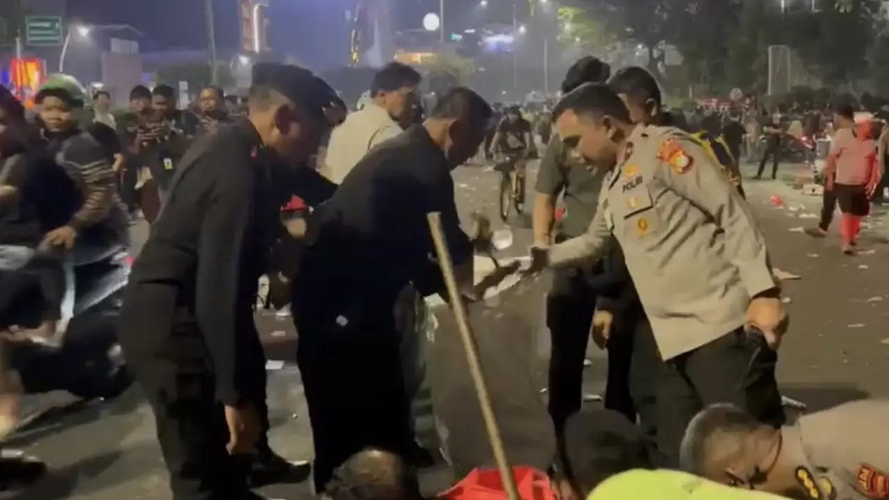 Wakapolda Metro Jaya Brigjen Pol Dekananto Eko Purwono turun langsung memunguti sampah yang berserakan usai demo.
