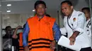 Ketua DPRD Muba Riamon Iskandar saat di tahan oleh komisi Pemberantasan Korupsi , Selasa (15/12). Riamon menjadi tersangka kasus dugaan suap DPRD Kabupaten Musi Banyuasi. (Liputan6.com/Helmi Afandi)