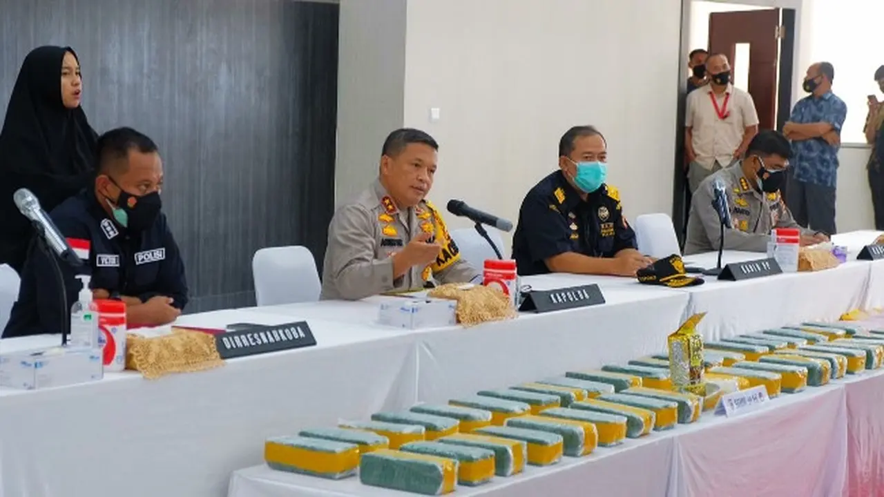Kapolda Riau Irjen Agung Setya Imam Effendi dalam jumpa pers pengungkapan kasus narkoba.