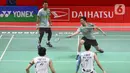 Mohammad Ahsan/Hendra Setiawan gagal menandingi pasangan negeri jiran di poin-poin kritis saat laga babak 16 Besar Daihatsu Indonesia Masters 2025. (Liputan6.com/Herman Zakharia)