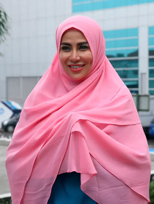 "Aku memutuskan untuk berhijab. Mama bilang, jangan takut, Allah pasti kasih jalan. Di situ juga aku merasa kuat. Jika Allah ingin membuka aibku atau memiskinkan hartaku, asal itu bisa menghapus dosaku, aku ikhlas," tambahnya. (Nurwahyunan/Bintang.com)