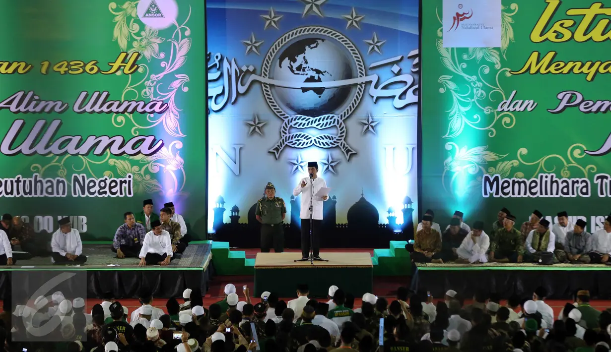 Presiden Jokowi (tengah) memberikan sambutan saat mengikuti Istighosah Nahdlatul Ulama (NU) di Masjid Istiqlal, Jakarta, Minggu (14/6). Istighosah tersebut diadakan untuk menyambut bulan Ramadan 1436 H. (Liputan6.com/Helmi Afandi)