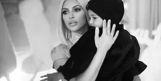 Saint West, anak Kim Kardashian dan Kanye West menghabiskan beberapa hari pada akhir tahun 2017 di rumah sakit karena terjangkit pneumonia atau paru-paru basah. (instagram/kimkardashian)