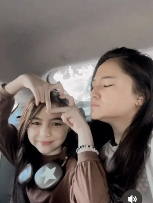 Marshanda dan Sienna juga juga tampil kompak mengenakan pakaian earthtone. @marshanda99