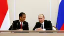 Keakraban Presiden Rusia Vladimir Putin (kanan) dan Presiden RI, Jokowi saat menghadiri upacara penandatanganan seusai pertemuan di Sochi, Rusia, Rabu (18/5). Keduanya melakukan pertemuan bilateral sebelum KTT ASEAN-Rusia. (REUTERS/Sergei Karpukhin)