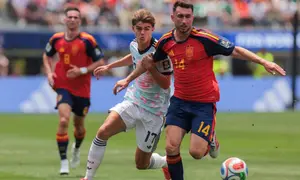 Penyerang Belgia #17, Charles De Ketelaere, dan bek Timnas Spanyol #14, Aymeric Laporte, berebut bola pada pertandingan perempat final Piala Dunia 2026 antara Spanyol dan Belgia di Stadion Los Angeles di Inglewood pada 10 Juli 2026. (Etienne LAURENT/AFP)