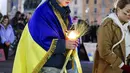 Orang-orang menghadiri demonstrasi menentang invasi Rusia ke Ukraina di Piazza Duomo, Milan, Italia, 1 Maret 2022. (Alessandro Bremec/LaPresse via AP)
