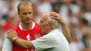 3. Dennis Bergkamp - Memulai belajar hingga merintis karier profesional dengan bergabung bersama Ajax Amsterdam. Tujuh musim bersama Ajacieden dirinya sempat bermain sebagai gelandang sayap hingga akhirnya menjadi striker. (AFP/Odd Andersen)