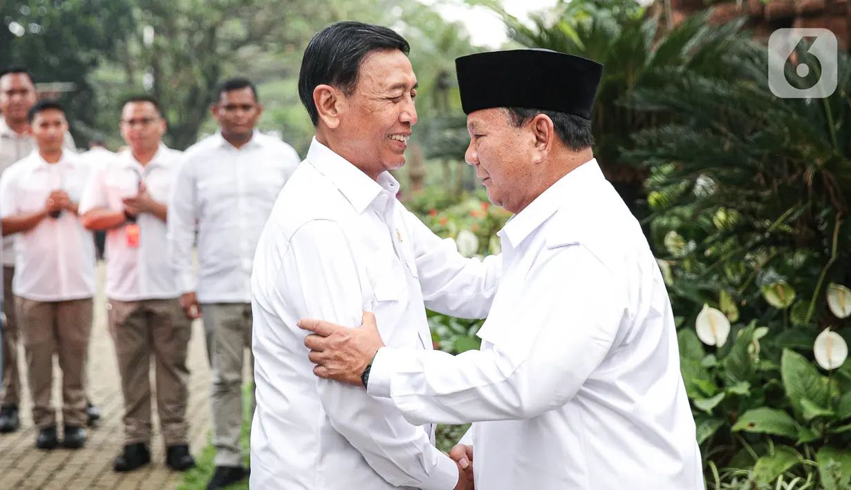 Ketua Dewan Pertimbangan Presiden (Wantimpres), Jenderal TNI (Purn) Wiranto disambut oleh Ketua Umum DPP Partai Gerindra, Prabowo Subianto, di Hambalang, Bogor, Jawa Barat, Senin (1/5/2023). (Liputan6.com/Faizal Fanani)