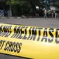 Petugas memasang garis polisi di TKP terjadinya teror di Cikokol, Tangerang, Banten, Kamis (20/10). Dalam aksi teror tersebut pelaku yang diduga simpatisan ISIS melakukan penusakan terhadap Kapolsek Tangerang. (Liputan6.com/Stringer)