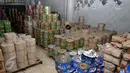 Isi gudang penyimpanan pabrik makanan ringan ilegal oleh BPOM di Kota Tangerang, Kamis (4/8). Penggerebekan sekaligus penyegelan itu guna menghindari peredaran produk makanan mengandung zat berbahaya di masyarakat. (Liputan6.com/Gempur M Surya)