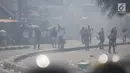 Massa aksi melemparkan batu ke arah petugas selama demo di Petamburan, Jakarta Barat, Rabu (22/5/2019). Hingga pukul 12.15 WIB, massa masih saling berhadap-hadapan dengan polisi di lokasi tersebut. (Liputan6.com/Faizal Fanani)
