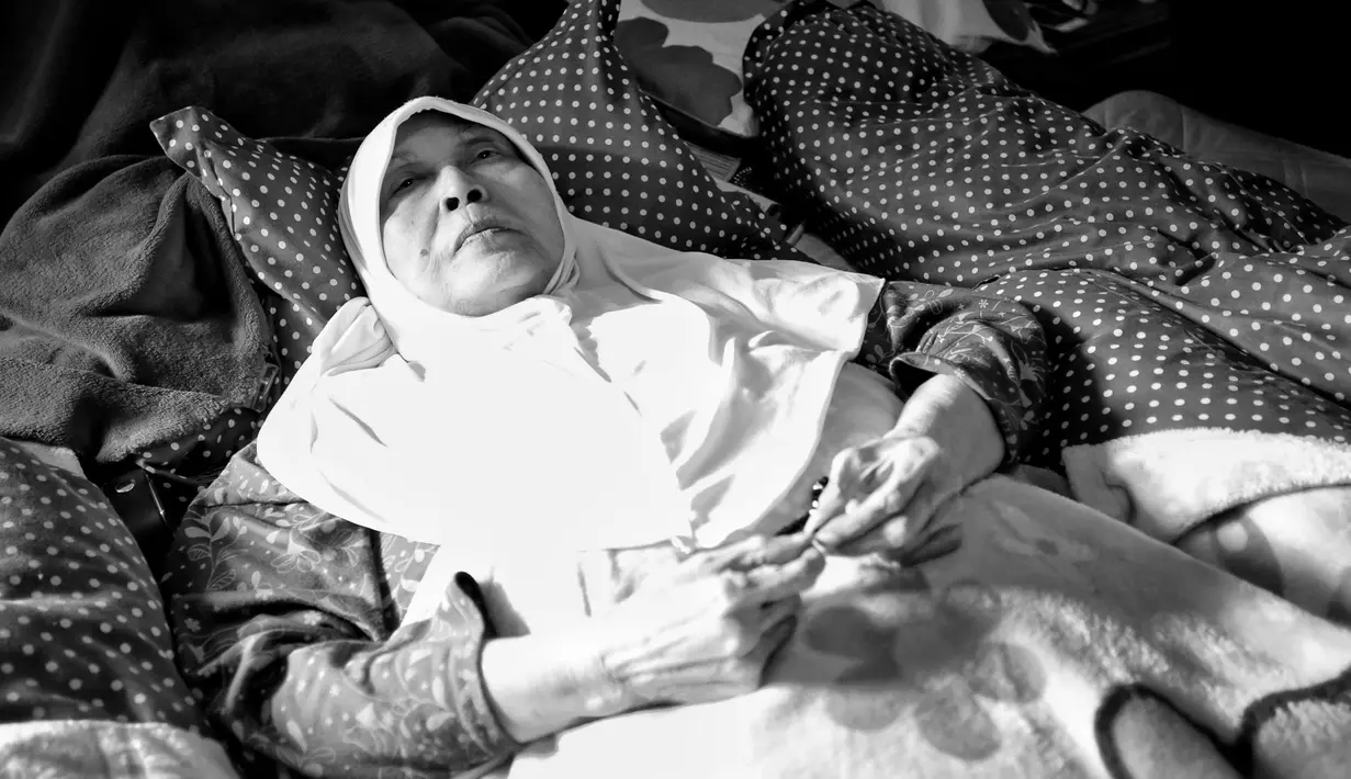 Kondisi lemah di tempat tidurnya itu, dihabiskan pemeran dalam film Rindu (1951) itu dengan banyak mendekatkan diri pada Yang Maha Kuasa. Doa dan harapan, menjadi cahaya penerang bagi Aminah tetap bisa menjalankan aktivitas. (Adrian Putra/Bintang.com)