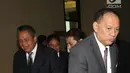 Gubernur BI Agus Martowardojo (kanan) bersama Gubernur BI terpilih Perry Warjiyo saat tiba di Gedung DPR, Jakarta, Selasa (3/4). Perry Warjito terpilih menjadi Gubernur BI menggantikan Agus Martowardojo. (Liputan6.com/Angga Yuniar)