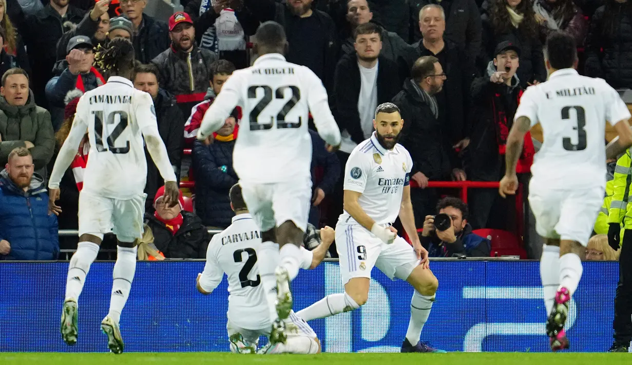 Pemain Real Madrid Karim Benzema (kedua kanan) merayakan usai mencetak gol ke gawang Liverpool pada pertandingan sepak bola leg pertama babak 16 besar Liga Champions di Stadion Anfield, Liverpool, Inggris, 21 Februari 2023. Real Madrid mengalahkan Liverpool dengan skor 5-2. (AP Photo/Jon Super)