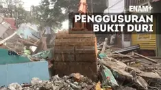 Dua unit ekskavator masuk ke kawasan terdampak normalisasi Kali Ciliwung, Bukit Duri, Tebet, Jakarta Selatan. Dengan berhati-hati, mereka memastikan bahwa bangunan yang akan dibongkar sudah tidak ada penghuni lagi di dalamnya.