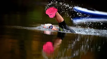 Theo Curin, perenang dengan amputasi empat anggota badan, mengikuti pelatihan perairan terbuka di air 12 derajat celcius, Compiegne, 23 Oktober 2020. Curin menyerah pada Olimpiade Tokyo untuk mengambil tantangan berenang melintasi Danau Titicaca (122km) di Peru pada November 2021. (FRANCK FIFE/AFP)