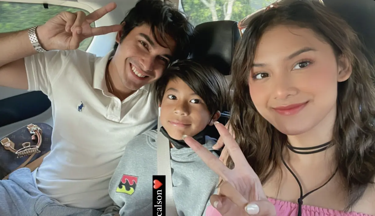 Callista tak lupa melengkapi gaya liburannya dengan aksesori. Seperti perhiasan kalung choker tali warna hitam. Terlihat Cinta Brian duduk bersamanya dengan gaya kasual mengenakan polo shirt dan celana pendek. [Foto: Instagram @callistaarum]