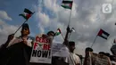 Peserta aksi meneriakkan yel-yel agar aksi genosida segera diakhiri dan segera salurkan bantuan kepada rakyat Gaza. (Liputan6.com/Angga Yuniar)