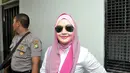 Eddies Adelia tetap terlihat cantik dengan make up tipis ditambah kacamata aviator berkaca mirror, Jakarta, Rabu (12/11/2014). (Liputan6.com/Panji Diksana)