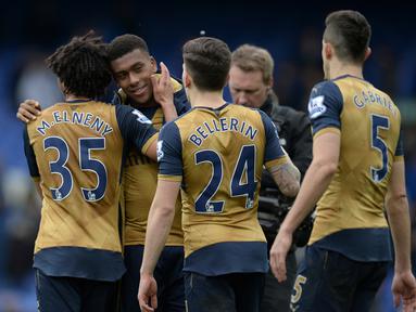 Pemain muda Arsenal, Alex Iwobi, mencetak gol perdananya di ajang Liga Iggris saat bertandang ke markas Everton, Stadion Goodison Park, Sabtu (19/3/2016). (AFP/Oli Scarff)