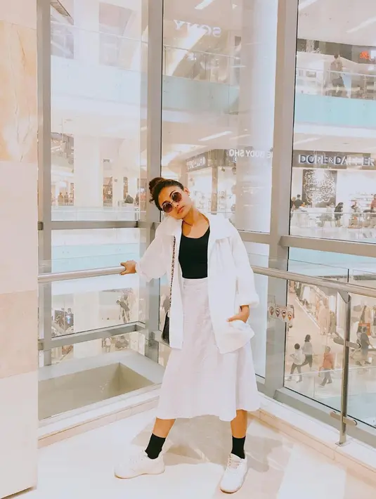 Meski masih muda, Novia Bachmid pandai mix and match busana. Ketika hangout, pelantun lagu Wonderland Indonesia ini tampil dengan gaya kasual. Ia terlihat menawan mengenakan kemeja putih yang dipadukan dengan kaus hitam dan rok putih. (Liputan6.com/IG/@noviabachmid)