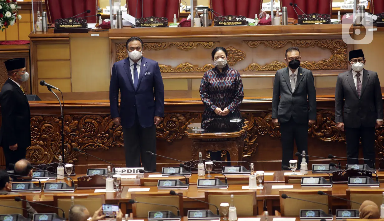 Lodewijk F. Paulus (kiri) disaksikan Ketua DPR Puan Maharani (tengah) dan Wakil Ketua DPR Sufmi Dasco Ahmad, Muhaimin Iskandar, dan Rachmat Gobel saat pelantikan dirinya menjadi Wakil Ketua DPR di Ruang Rapat Paripurna, Jakarta, Kamis (30/9/2021). (Liputan6.com/Johan Tallo)