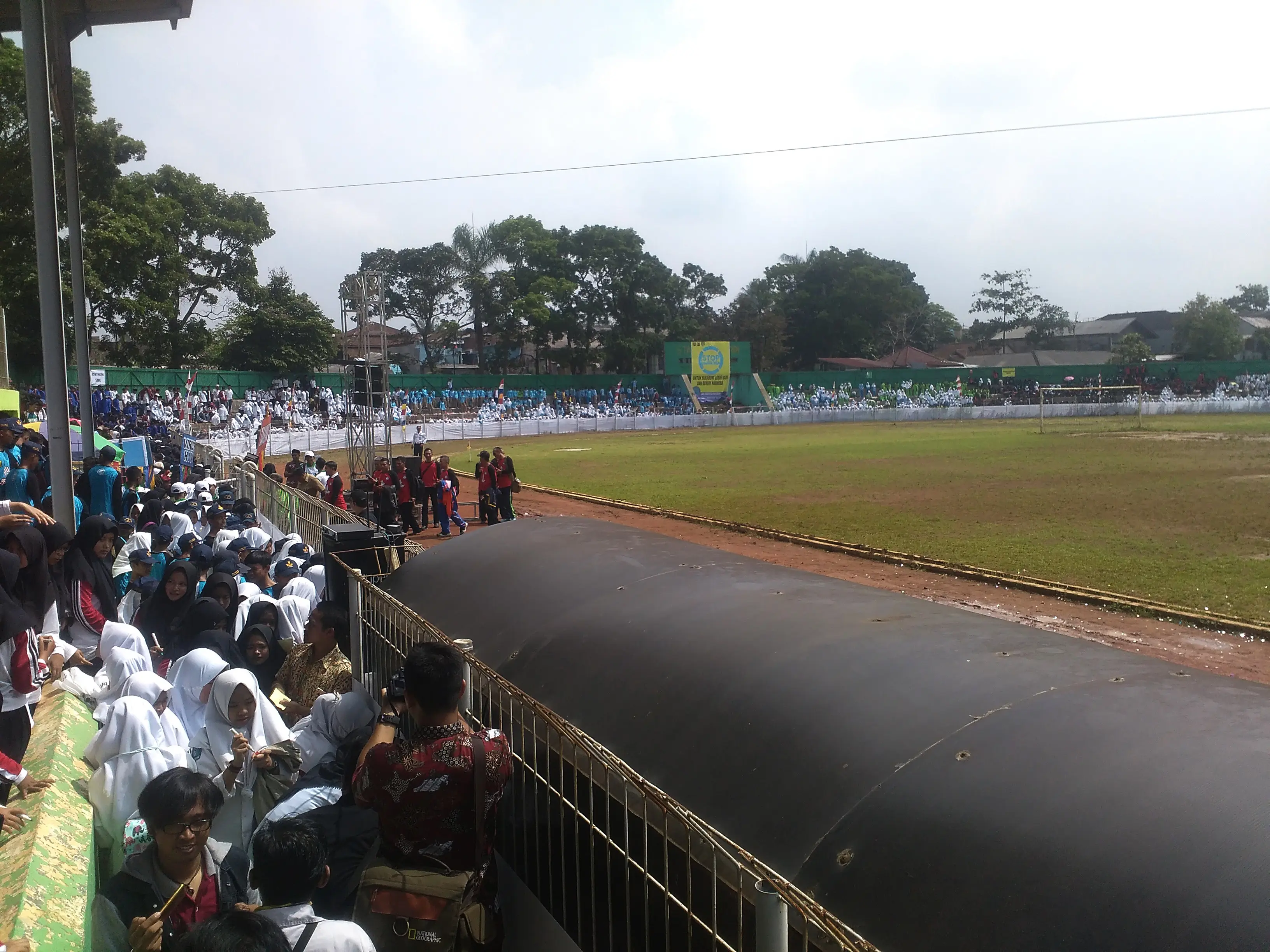 Ribuan pelajar di Kabupaten Sukabumi, Jawa Barat, menandatangani pernyataan sikap usai Deklarasi Antinarkoba, Tindak Kekerasan, dan Pencegahan HIV/AIDS di Stadion Korpri, Cisaat, Kabupaten Sukabumi, Jawa Barat, Senin, 30 Oktober 2017. (Liputan6.com/Mulv