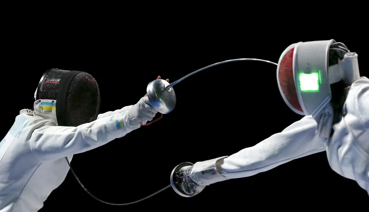 Atlet anggar Ukraina, Olena Kryvytska (kiri), bertanding melawan atlet Prancis, Maureen Nisima, dalam Kejuaraan Dunia Anggar 2015 di Moscow, Rusia. (18/7/2015). (REUTERS/Grigory Dukor) 