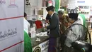 Presiden Jokowi mengambil minuman di Pondok Pesantren Miftahul Huda, Tasikmalaya, Jawa Barat, Rabu (27/2). Kedatangan Jokowi merupakan bagian dari rangkaian Penyaluran KUR Ketahanan pangan dan aksi ekonomi untuk rakyat. (Liputan6.com/Angga Yuniar)